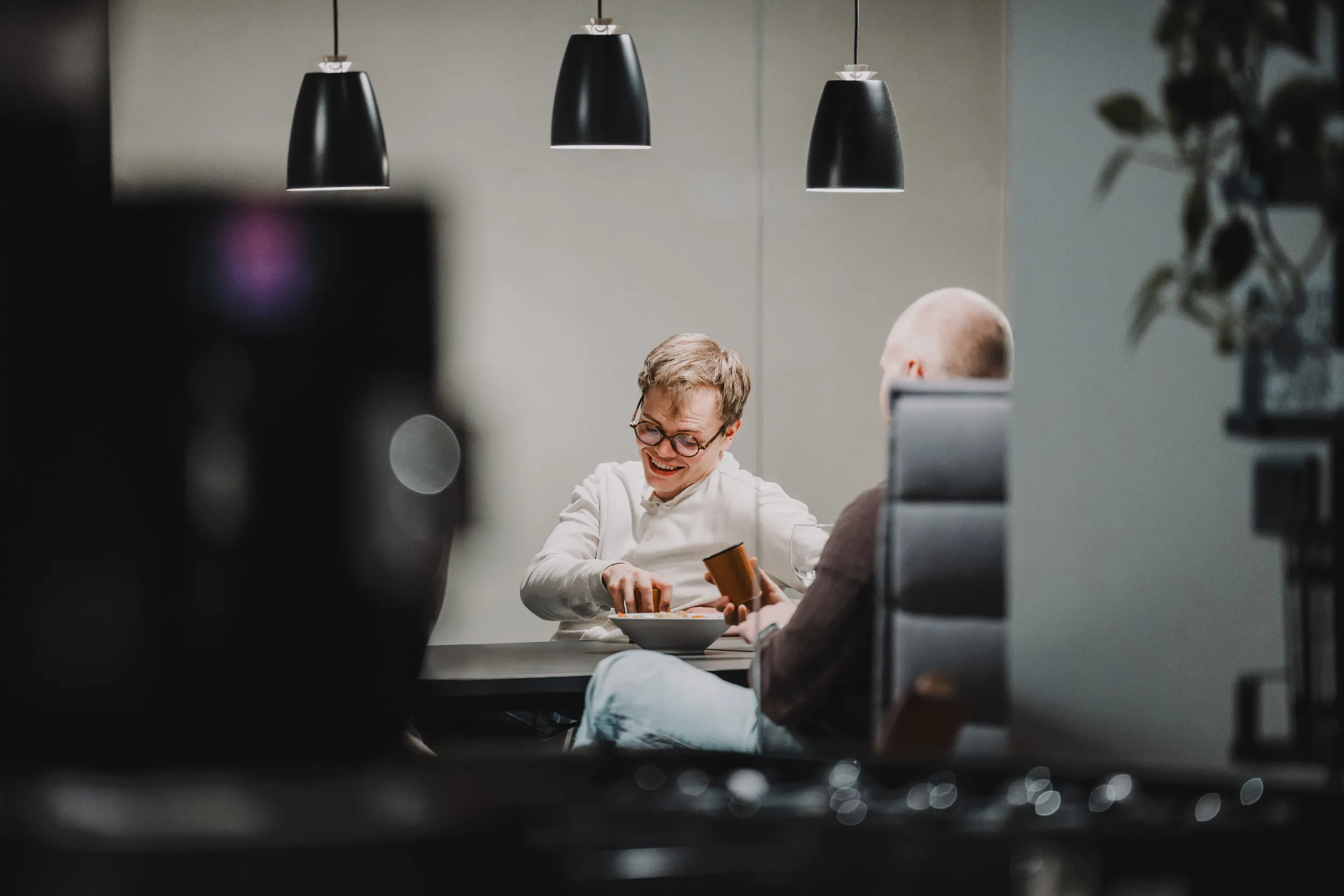 itverket ansatt spiller kort